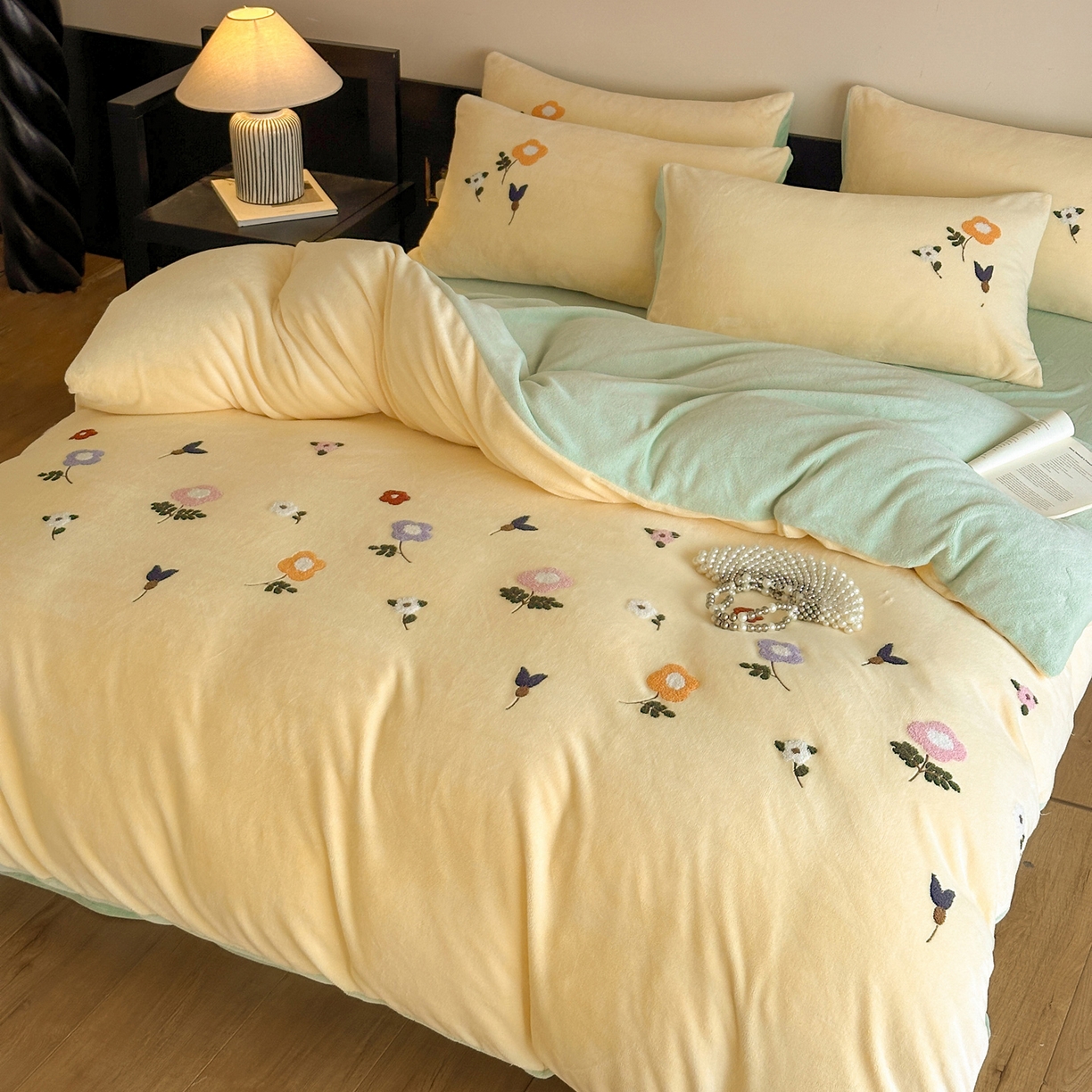 91家纺网 家纺一手货源 找家纺 如一 2025新款田园风毛巾绣牛奶绒四件套 紫薇-黄绿