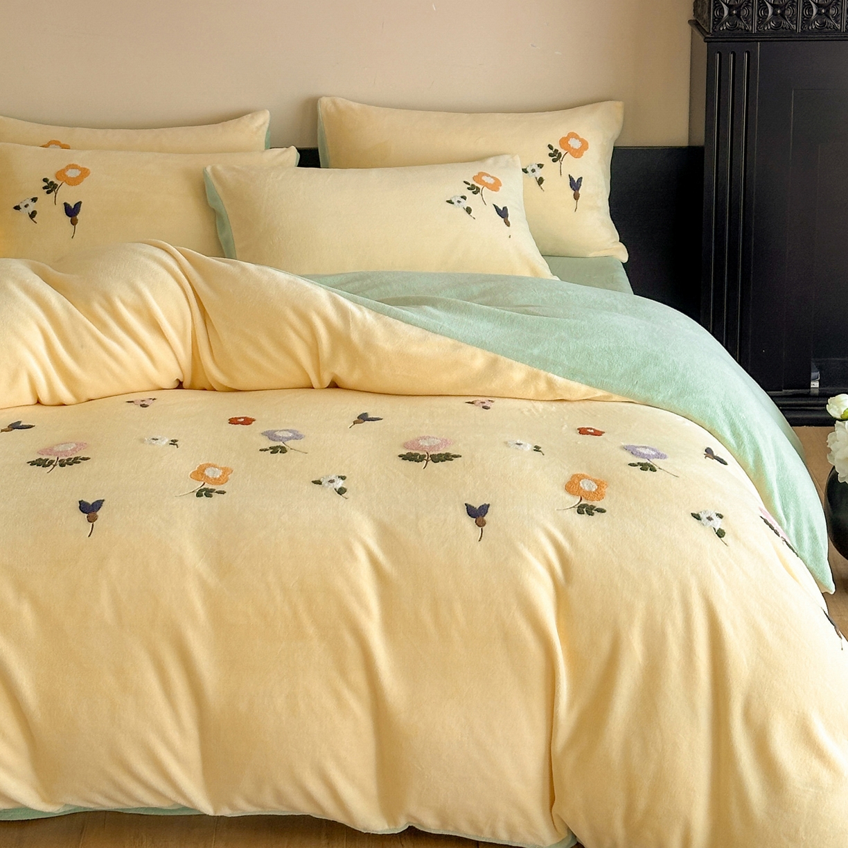 91家纺网 家纺一手货源 找家纺 如一 2025新款田园风毛巾绣牛奶绒四件套 紫薇-黄绿