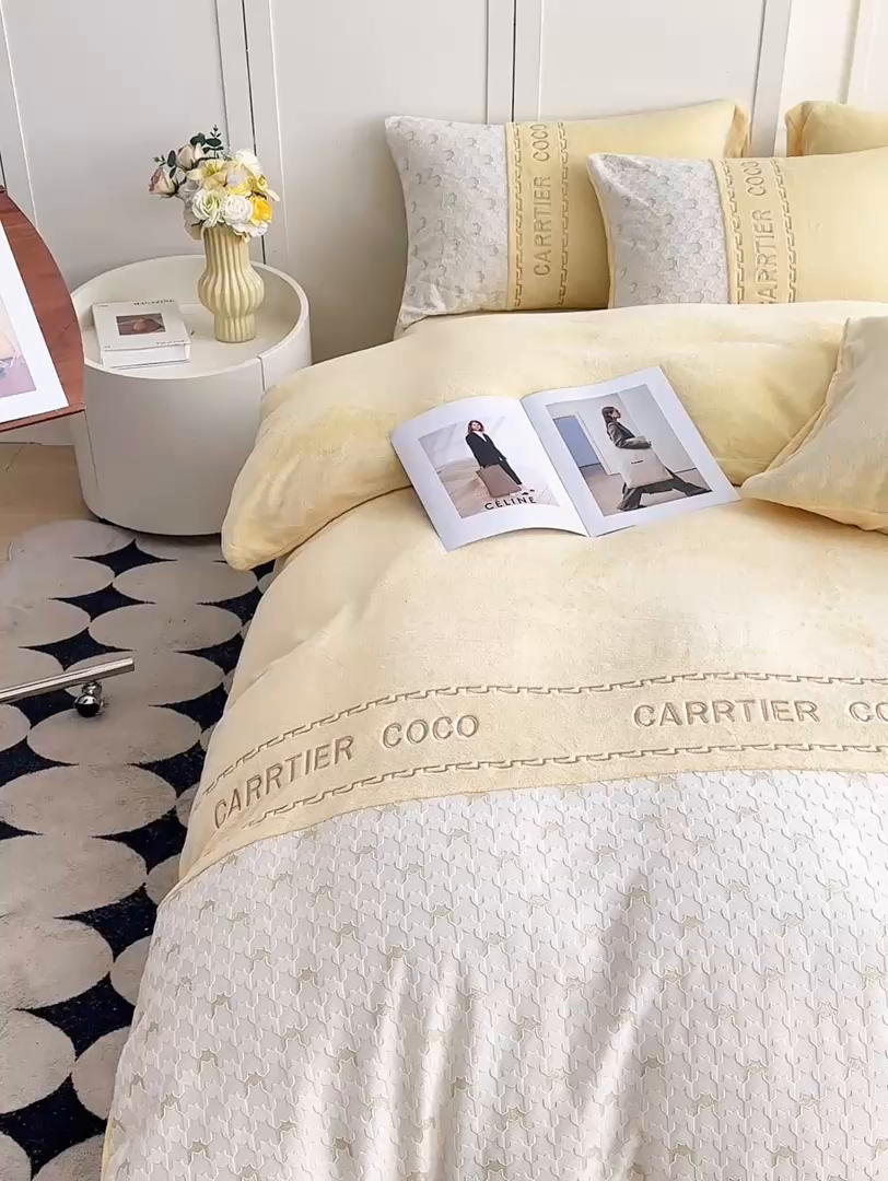 91家纺网 家纺一手货源 找家纺 灰鲸 2025新款牛奶绒拼接刺绣雕花套件-贝娜 贝娜-奶黄