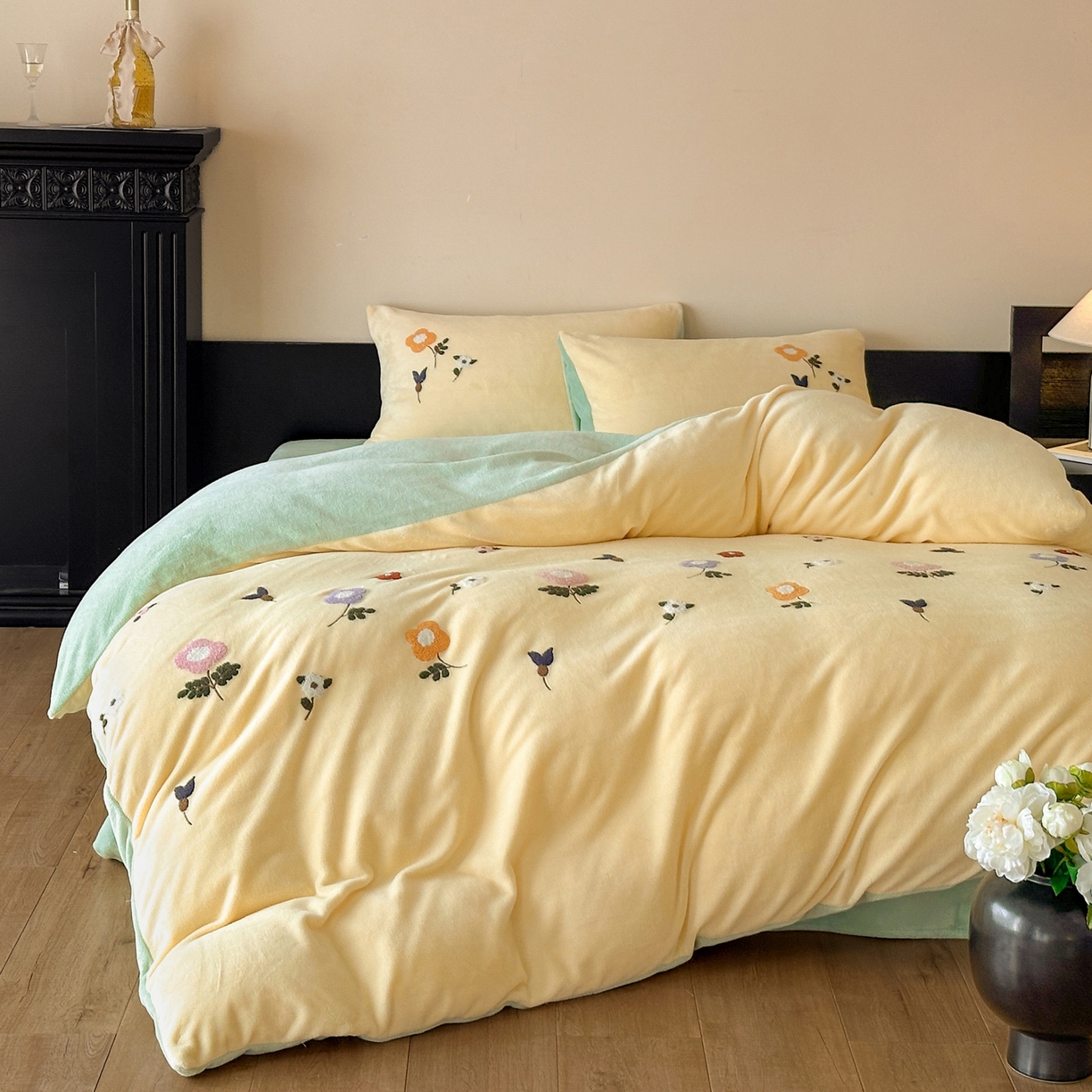 91家纺网 家纺一手货源 找家纺 如一 2025新款田园风毛巾绣牛奶绒四件套 紫薇-黄绿