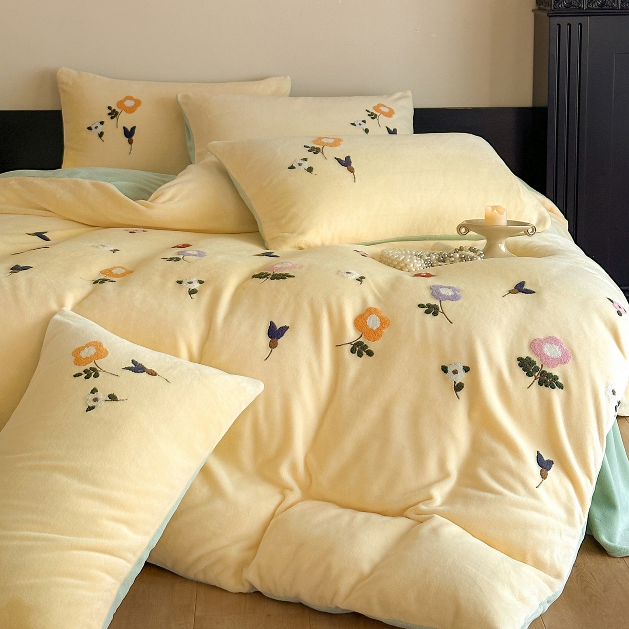 91家纺网 家纺一手货源 找家纺 如一 2025新款田园风毛巾绣牛奶绒四件套 紫薇-黄绿