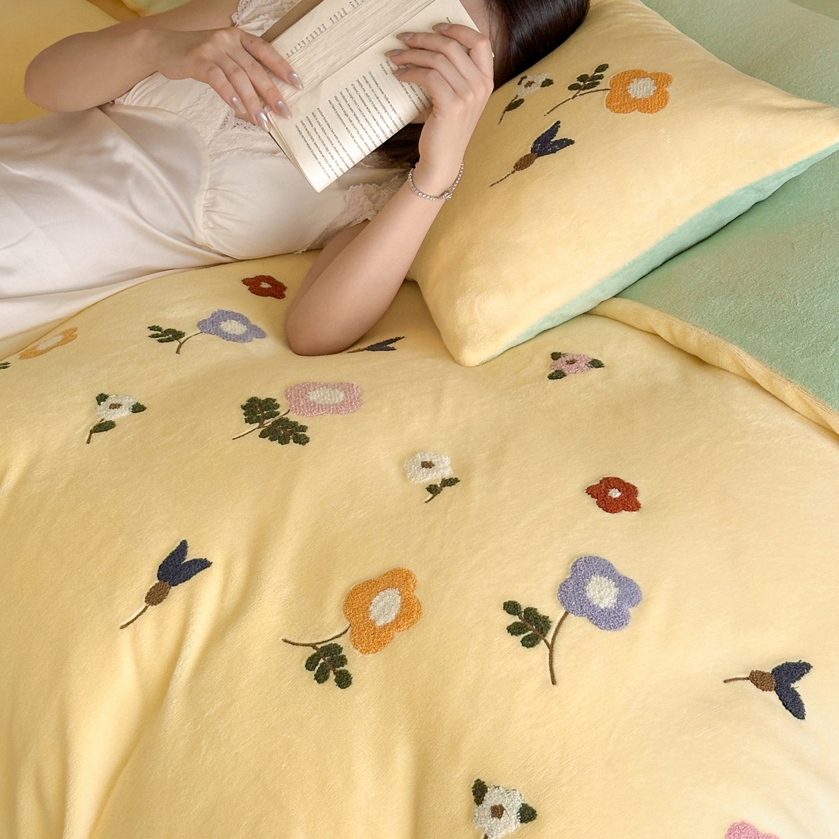 91家纺网 家纺一手货源 找家纺 如一 2025新款田园风毛巾绣牛奶绒四件套 紫薇-黄绿