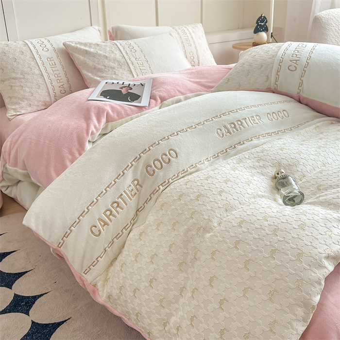 91家纺网 家纺一手货源 找家纺 灰鲸 2025新款牛奶绒拼接刺绣雕花套件-贝娜 贝娜-奶昔白+可可粉