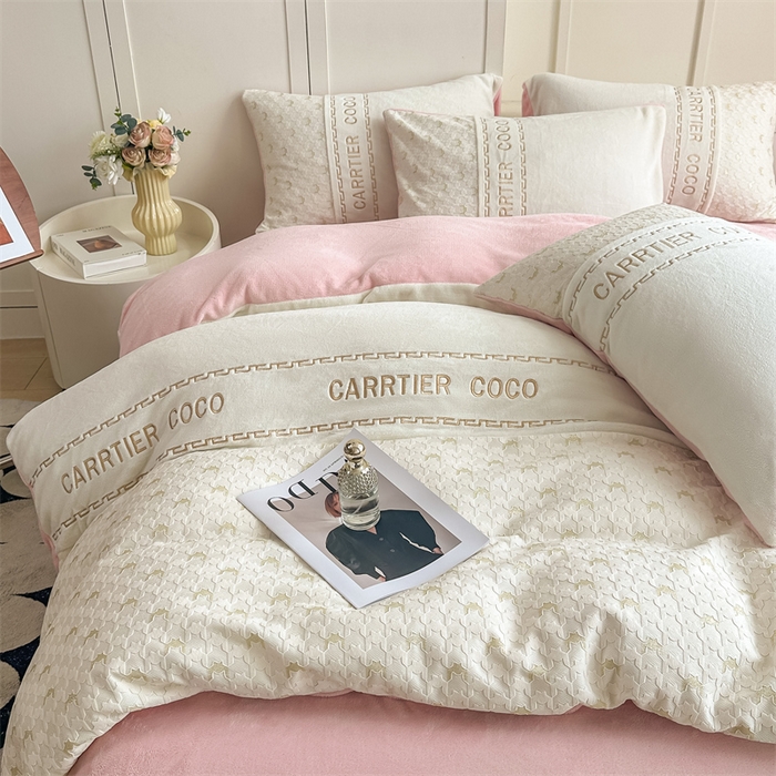 91家纺网 家纺一手货源 找家纺 灰鲸 2025新款牛奶绒拼接刺绣雕花套件-贝娜 贝娜-奶昔白+可可粉