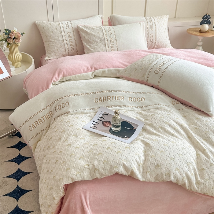 91家纺网 家纺一手货源 找家纺 灰鲸 2025新款牛奶绒拼接刺绣雕花套件-贝娜 贝娜-奶昔白+可可粉