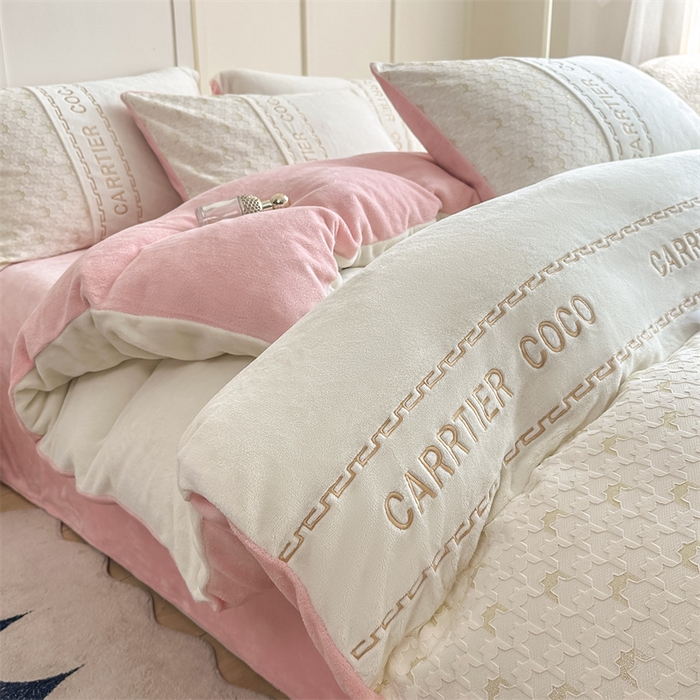 91家纺网 家纺一手货源 找家纺 灰鲸 2025新款牛奶绒拼接刺绣雕花套件-贝娜 贝娜-奶昔白+可可粉