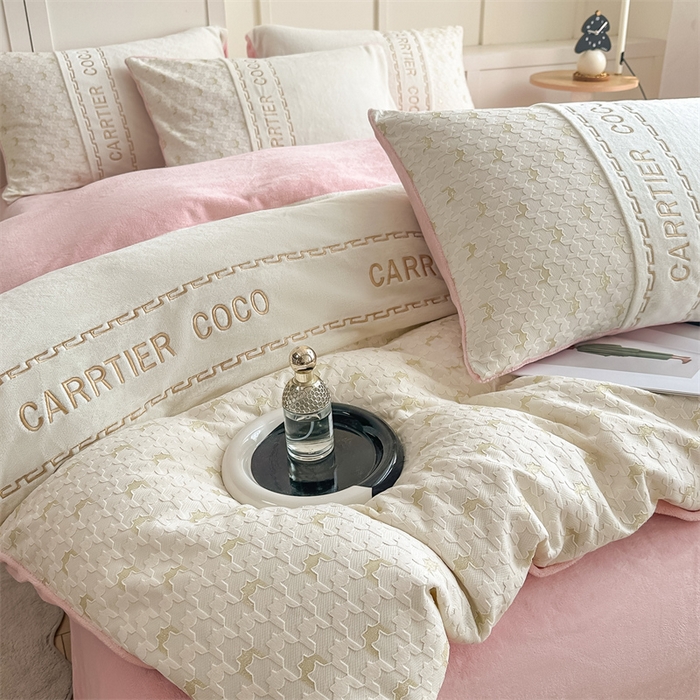 91家纺网 家纺一手货源 找家纺 灰鲸 2025新款牛奶绒拼接刺绣雕花套件-贝娜 贝娜-奶昔白+可可粉