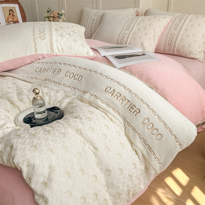 91家纺网 家纺一手货源 找家纺 灰鲸 2025新款牛奶绒拼接刺绣雕花套件-贝娜 贝娜-奶昔白+可可粉