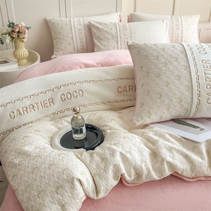 91家纺网 家纺一手货源 找家纺 灰鲸 2025新款牛奶绒拼接刺绣雕花套件-贝娜 贝娜-奶昔白+可可粉