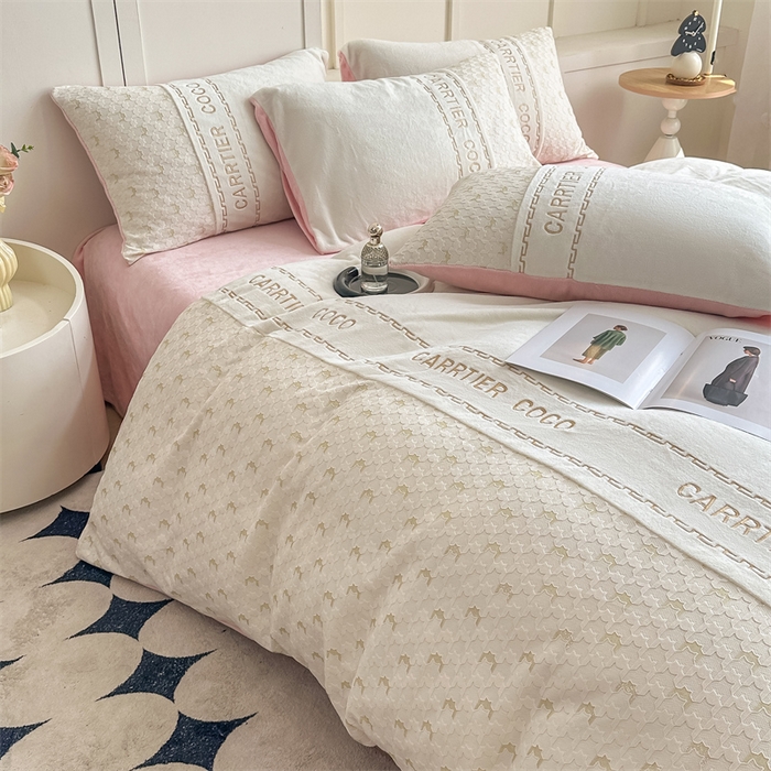 91家纺网 家纺一手货源 找家纺 灰鲸 2025新款牛奶绒拼接刺绣雕花套件-贝娜 贝娜-奶昔白+可可粉