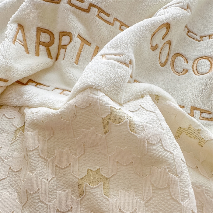 91家纺网 家纺一手货源 找家纺 灰鲸 2025新款牛奶绒拼接刺绣雕花套件-贝娜 贝娜-奶昔白+可可粉