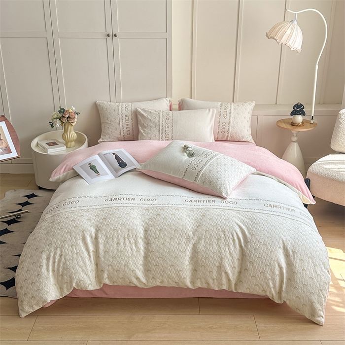 91家纺网 家纺一手货源 找家纺 灰鲸 2025新款牛奶绒拼接刺绣雕花套件-贝娜 贝娜-奶昔白+可可粉