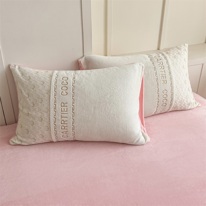 91家纺网 家纺一手货源 找家纺 灰鲸 2025新款牛奶绒拼接刺绣雕花套件-贝娜 贝娜-奶昔白+可可粉