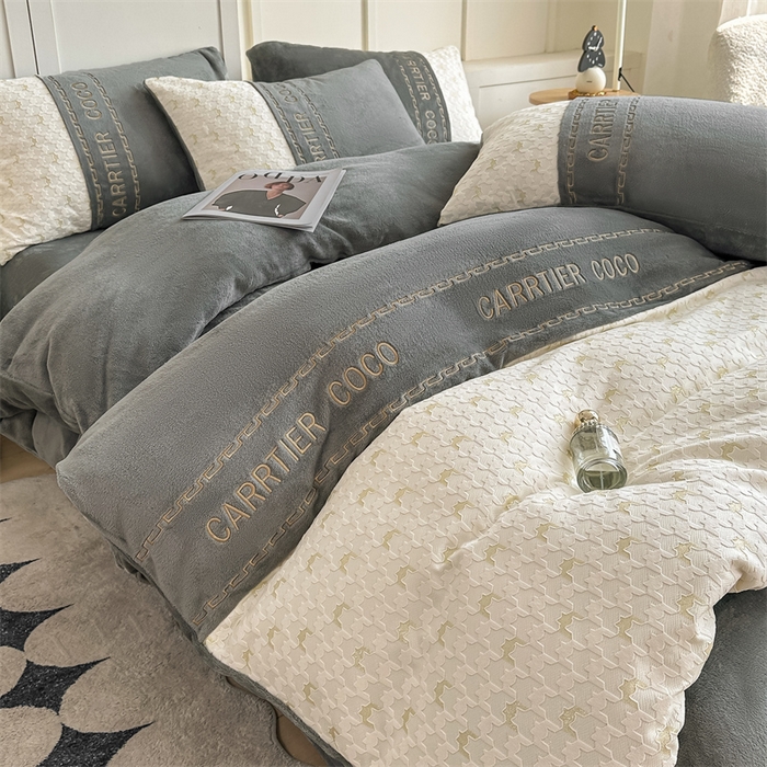 91家纺网 家纺一手货源 找家纺 灰鲸 2025新款牛奶绒拼接刺绣雕花套件-贝娜 贝娜-绅士灰