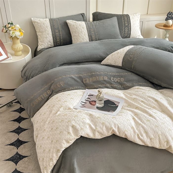 91家纺网 家纺一手货源 找家纺 灰鲸 2025新款牛奶绒拼接刺绣雕花套件-贝娜 贝娜-绅士灰