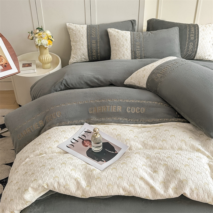 91家纺网 家纺一手货源 找家纺 灰鲸 2025新款牛奶绒拼接刺绣雕花套件-贝娜 贝娜-绅士灰