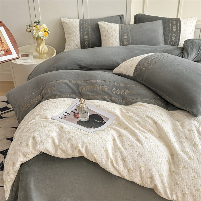 91家纺网 家纺一手货源 找家纺 灰鲸 2025新款牛奶绒拼接刺绣雕花套件-贝娜 贝娜-绅士灰