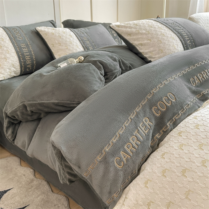 91家纺网 家纺一手货源 找家纺 灰鲸 2025新款牛奶绒拼接刺绣雕花套件-贝娜 贝娜-绅士灰