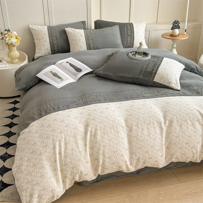 91家纺网 家纺一手货源 找家纺 灰鲸 2025新款牛奶绒拼接刺绣雕花套件-贝娜 贝娜-绅士灰