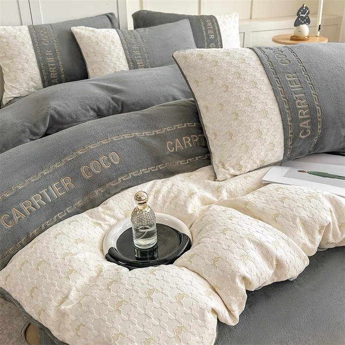 91家纺网 家纺一手货源 找家纺 灰鲸 2025新款牛奶绒拼接刺绣雕花套件-贝娜 贝娜-绅士灰