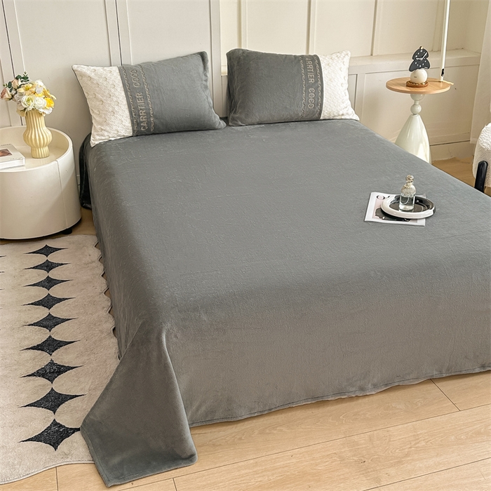 91家纺网 家纺一手货源 找家纺 灰鲸 2025新款牛奶绒拼接刺绣雕花套件-贝娜 贝娜-绅士灰