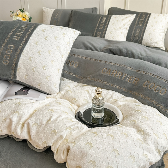 91家纺网 家纺一手货源 找家纺 灰鲸 2025新款牛奶绒拼接刺绣雕花套件-贝娜 贝娜-绅士灰