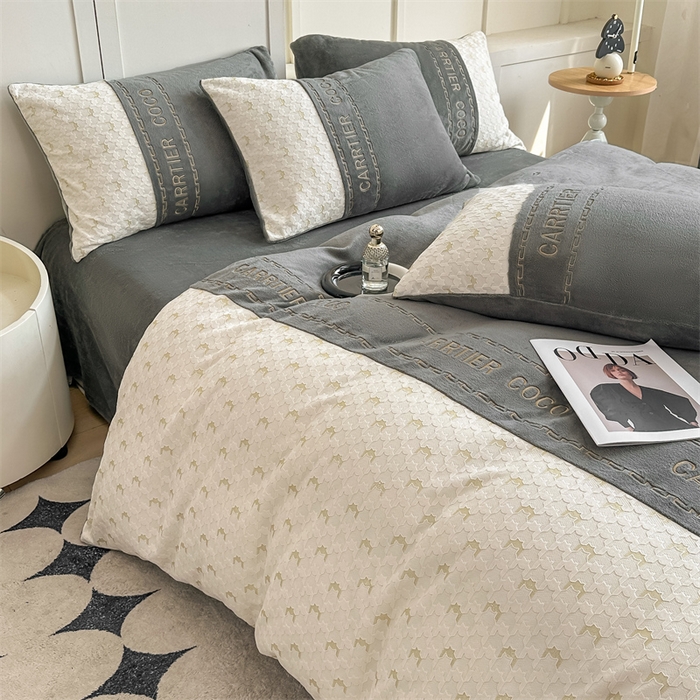 91家纺网 家纺一手货源 找家纺 灰鲸 2025新款牛奶绒拼接刺绣雕花套件-贝娜 贝娜-绅士灰