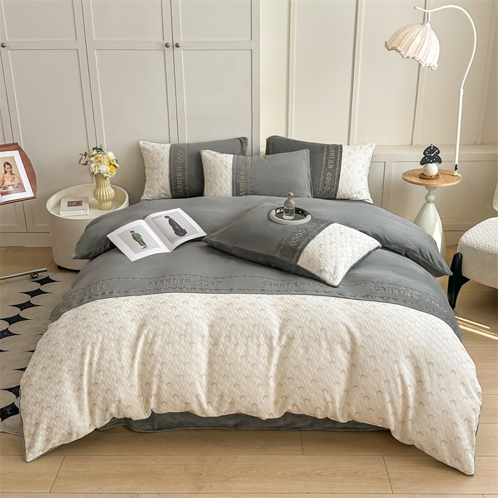 91家纺网 家纺一手货源 找家纺 灰鲸 2025新款牛奶绒拼接刺绣雕花套件-贝娜 贝娜-绅士灰