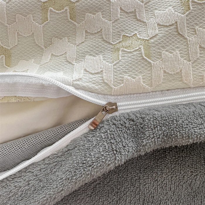 91家纺网 家纺一手货源 找家纺 灰鲸 2025新款牛奶绒拼接刺绣雕花套件-贝娜 贝娜-绅士灰