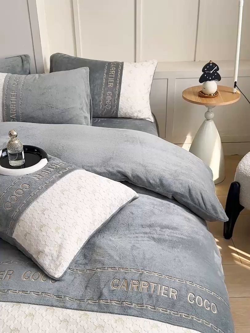 91家纺网 家纺一手货源 找家纺 灰鲸 2025新款牛奶绒拼接刺绣雕花套件-贝娜 贝娜-绅士灰