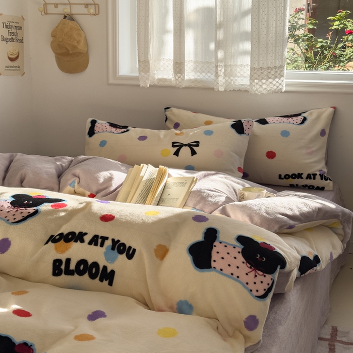 91家纺网 家纺一手货源 找家纺 小叮当家纺仓储工厂店 买家秀 爆款花型2025新款秋冬保暖高克重牛奶绒小清新印花四件套系列-风格一 草莓狗