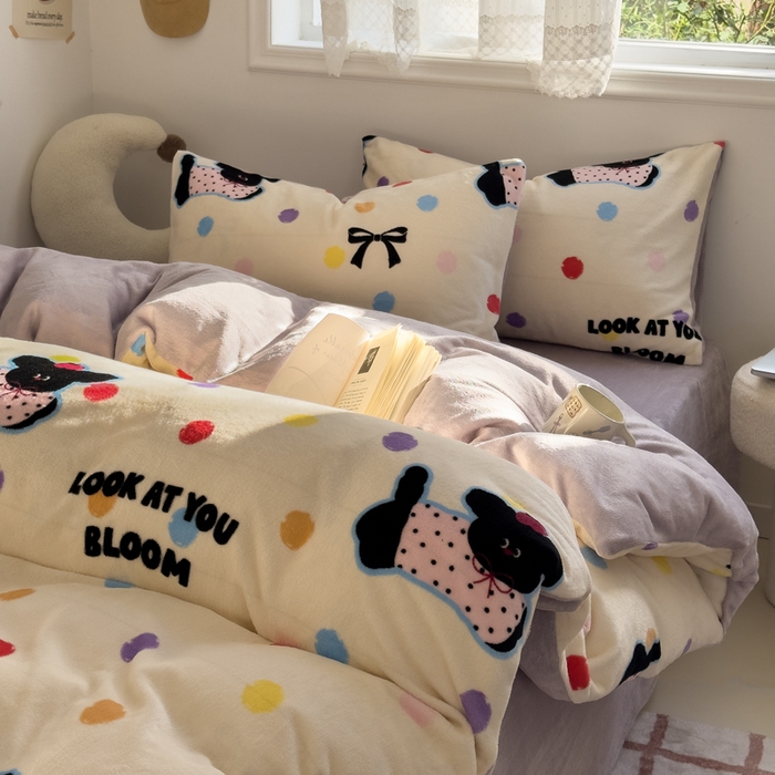 91家纺网 家纺一手货源 找家纺 小叮当家纺仓储工厂店 买家秀 爆款花型2025新款秋冬保暖高克重牛奶绒小清新印花四件套系列-风格一 草莓狗