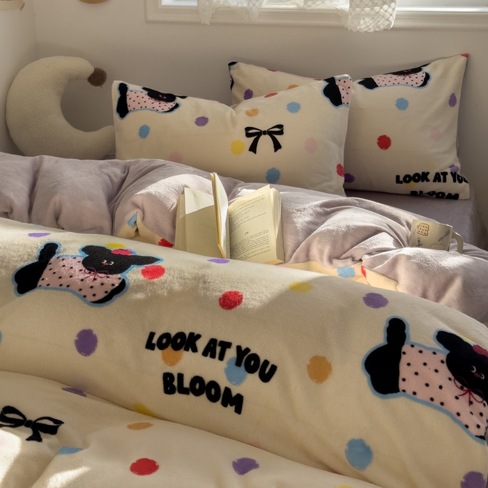 91家纺网 家纺一手货源 找家纺 小叮当家纺仓储工厂店 买家秀 爆款花型2025新款秋冬保暖高克重牛奶绒小清新印花四件套系列-风格一 草莓狗