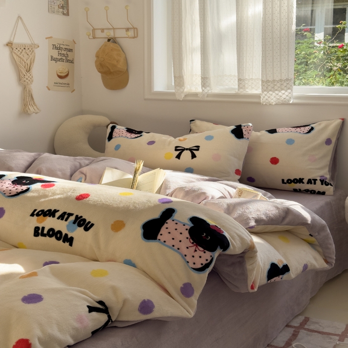 91家纺网 家纺一手货源 找家纺 小叮当家纺仓储工厂店 买家秀 爆款花型2025新款秋冬保暖高克重牛奶绒小清新印花四件套系列-风格一 草莓狗