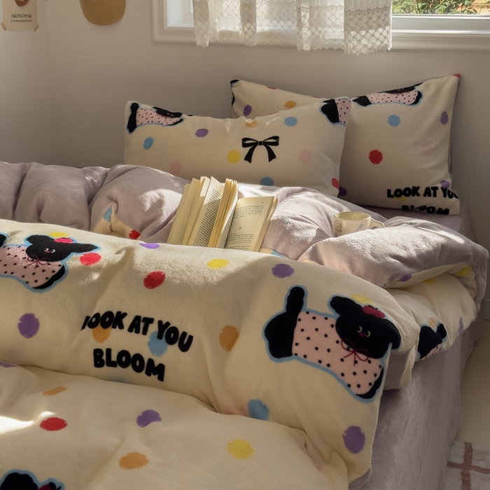 91家纺网 家纺一手货源 找家纺 小叮当家纺仓储工厂店 买家秀 爆款花型2025新款秋冬保暖高克重牛奶绒小清新印花四件套系列-风格一 草莓狗