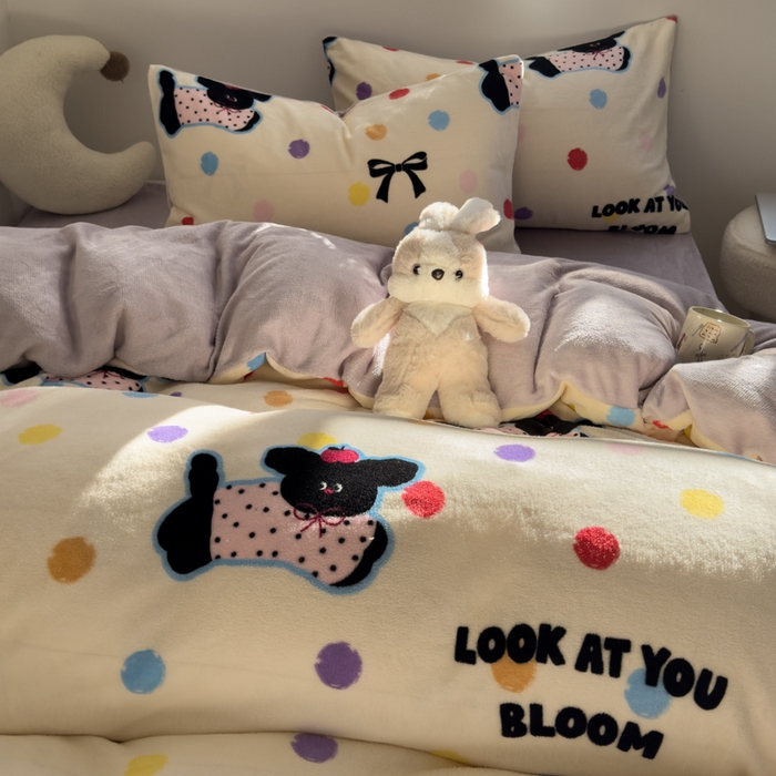 91家纺网 家纺一手货源 找家纺 小叮当家纺仓储工厂店 买家秀 爆款花型2025新款秋冬保暖高克重牛奶绒小清新印花四件套系列-风格一 草莓狗