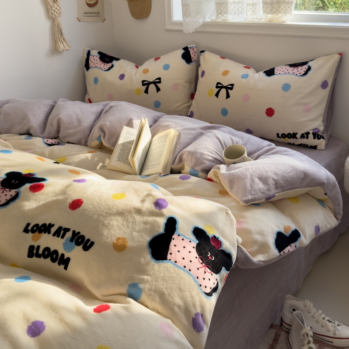 91家纺网 家纺一手货源 找家纺 小叮当家纺仓储工厂店 买家秀 爆款花型2025新款秋冬保暖高克重牛奶绒小清新印花四件套系列-风格一 草莓狗