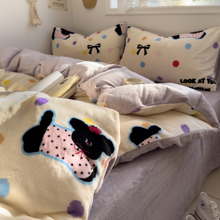 91家纺网 家纺一手货源 找家纺 小叮当家纺仓储工厂店 买家秀 爆款花型2025新款秋冬保暖高克重牛奶绒小清新印花四件套系列-风格一 草莓狗