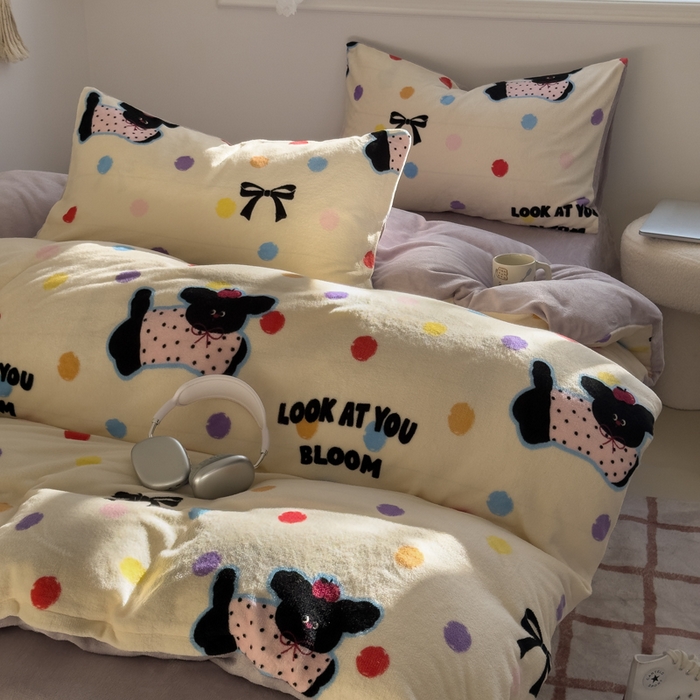 91家纺网 家纺一手货源 找家纺 小叮当家纺仓储工厂店 买家秀 爆款花型2025新款秋冬保暖高克重牛奶绒小清新印花四件套系列-风格一 草莓狗