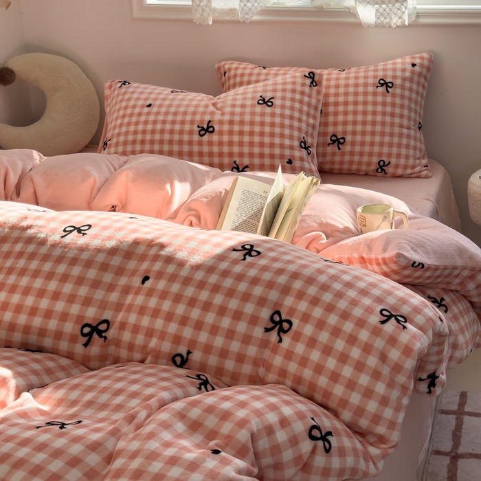 91家纺网 家纺一手货源 找家纺 小叮当家纺仓储工厂店 买家秀 爆款花型2025新款秋冬保暖高克重牛奶绒小清新印花四件套系列-风格一 粉格少女