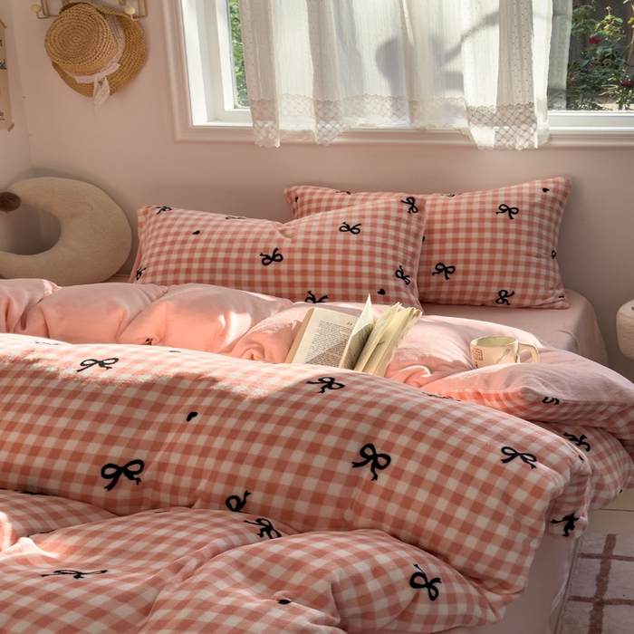 91家纺网 家纺一手货源 找家纺 小叮当家纺仓储工厂店 买家秀 爆款花型2025新款秋冬保暖高克重牛奶绒小清新印花四件套系列-风格一 粉格少女