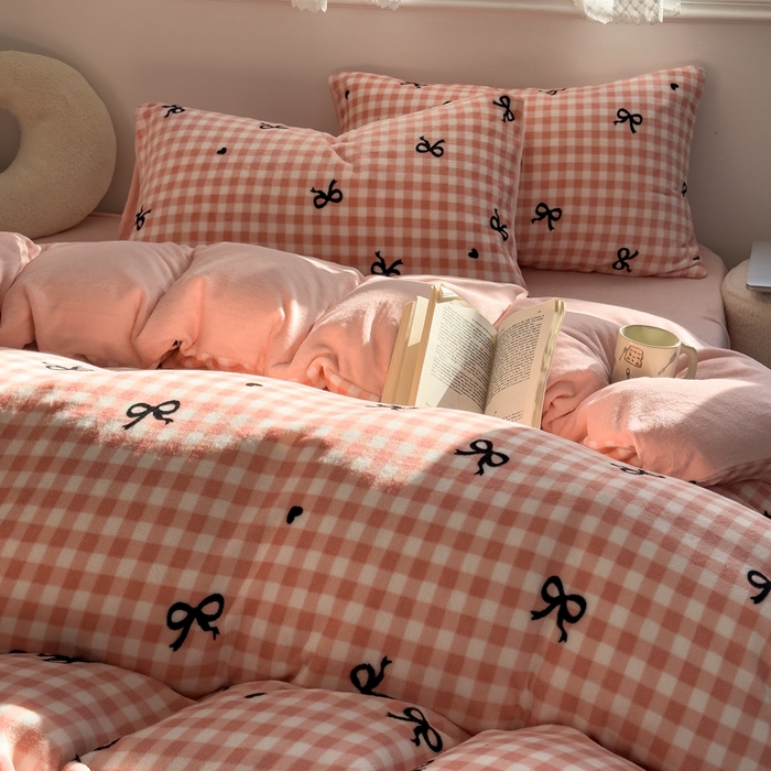 91家纺网 家纺一手货源 找家纺 小叮当家纺仓储工厂店 买家秀 爆款花型2025新款秋冬保暖高克重牛奶绒小清新印花四件套系列-风格一 粉格少女