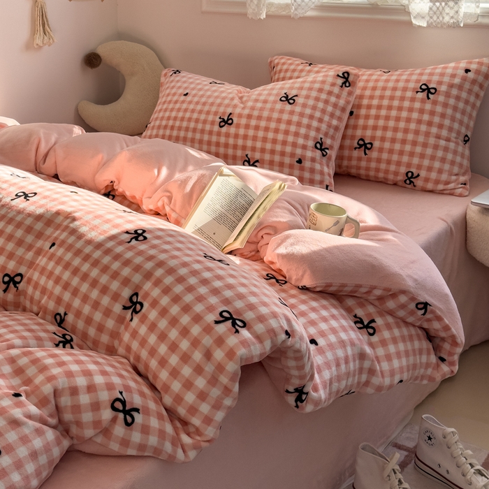 91家纺网 家纺一手货源 找家纺 小叮当家纺仓储工厂店 买家秀 爆款花型2025新款秋冬保暖高克重牛奶绒小清新印花四件套系列-风格一 粉格少女