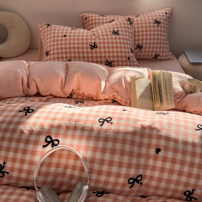 91家纺网 家纺一手货源 找家纺 小叮当家纺仓储工厂店 买家秀 爆款花型2025新款秋冬保暖高克重牛奶绒小清新印花四件套系列-风格一 粉格少女