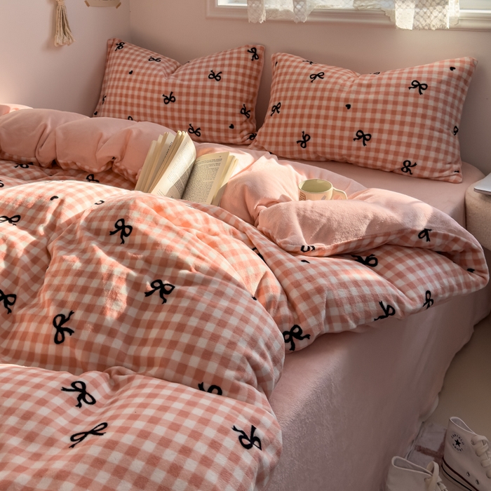 91家纺网 家纺一手货源 找家纺 小叮当家纺仓储工厂店 买家秀 爆款花型2025新款秋冬保暖高克重牛奶绒小清新印花四件套系列-风格一 粉格少女