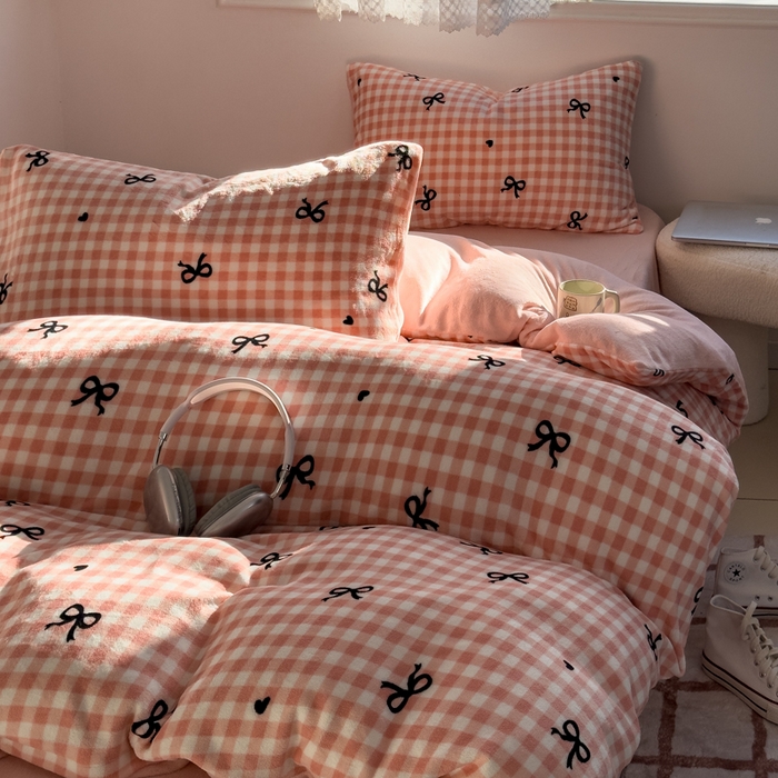 91家纺网 家纺一手货源 找家纺 小叮当家纺仓储工厂店 买家秀 爆款花型2025新款秋冬保暖高克重牛奶绒小清新印花四件套系列-风格一 粉格少女