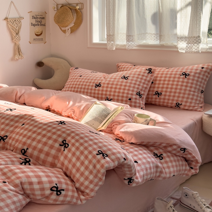 91家纺网 家纺一手货源 找家纺 小叮当家纺仓储工厂店 买家秀 爆款花型2025新款秋冬保暖高克重牛奶绒小清新印花四件套系列-风格一 粉格少女