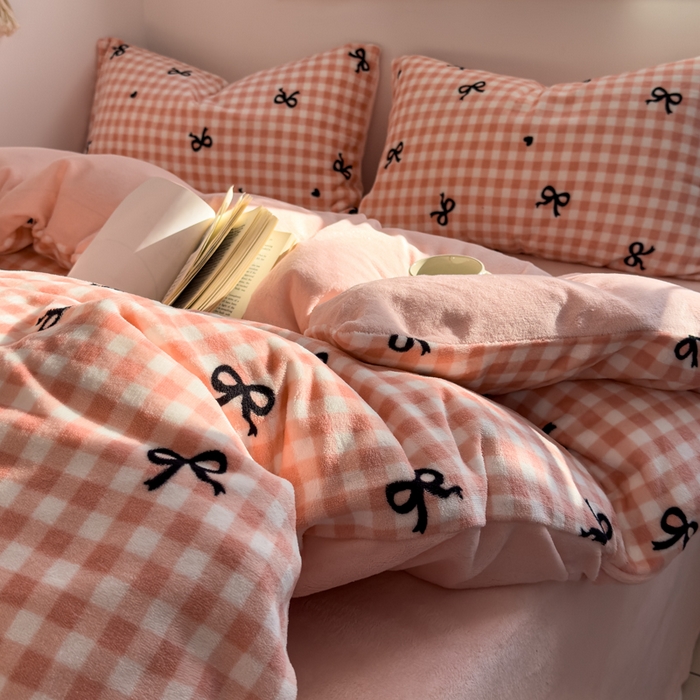 91家纺网 家纺一手货源 找家纺 小叮当家纺仓储工厂店 买家秀 爆款花型2025新款秋冬保暖高克重牛奶绒小清新印花四件套系列-风格一 粉格少女