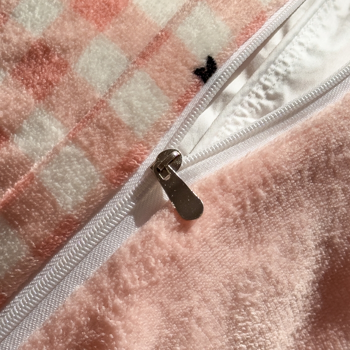 91家纺网 家纺一手货源 找家纺 小叮当家纺仓储工厂店 买家秀 爆款花型2025新款秋冬保暖高克重牛奶绒小清新印花四件套系列-风格一 粉格少女