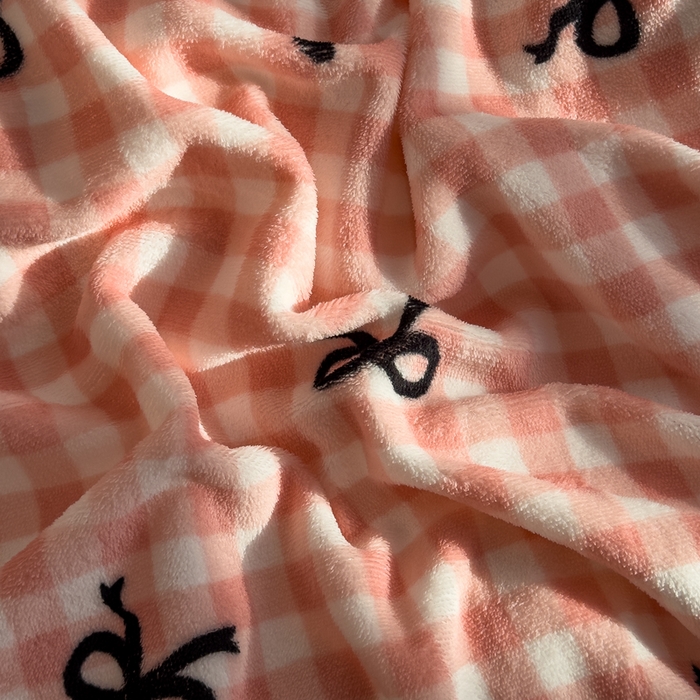 91家纺网 家纺一手货源 找家纺 小叮当家纺仓储工厂店 买家秀 爆款花型2025新款秋冬保暖高克重牛奶绒小清新印花四件套系列-风格一 粉格少女